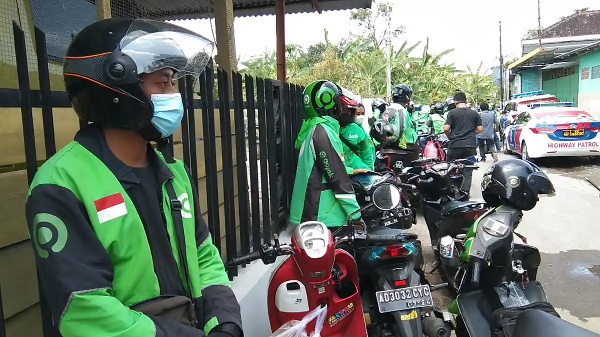 Masih Pandemi, Tradisi Sebar Apem Yaa Qowiyyu Jatinom Klaten Libatkan Ojek Online