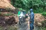 Material-longsor-yang-menutupi-ruas-jalan-provinsi-Ruteng-Iteng.jpg