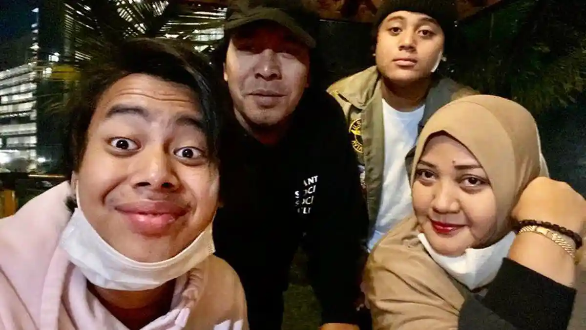 Potret Aprilliana Indra Dewi, Istri Komedian Komeng yang Jarang Tersorot, Makin Cantik dan Awet Muda