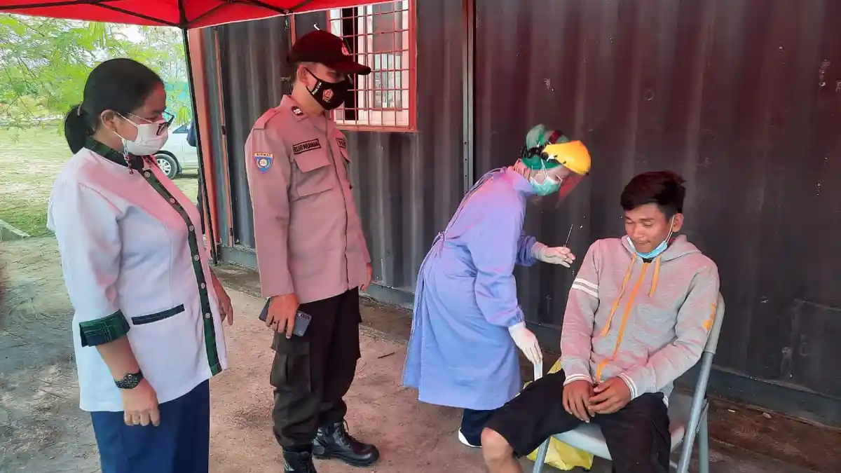 Pos Penyekatan di Seberang Bandara APT Pranoto Samarinda Temukan 2 Warga Kukar yang Reaktif