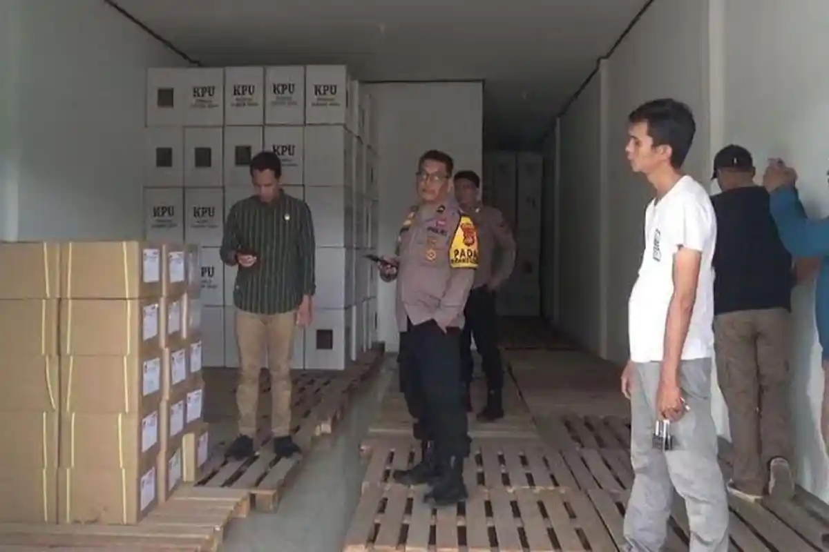 Terima Surat Suara Capres dan Cawapres, KPU Batanghari Mulai Lakukan Sortir dan Pelipatan