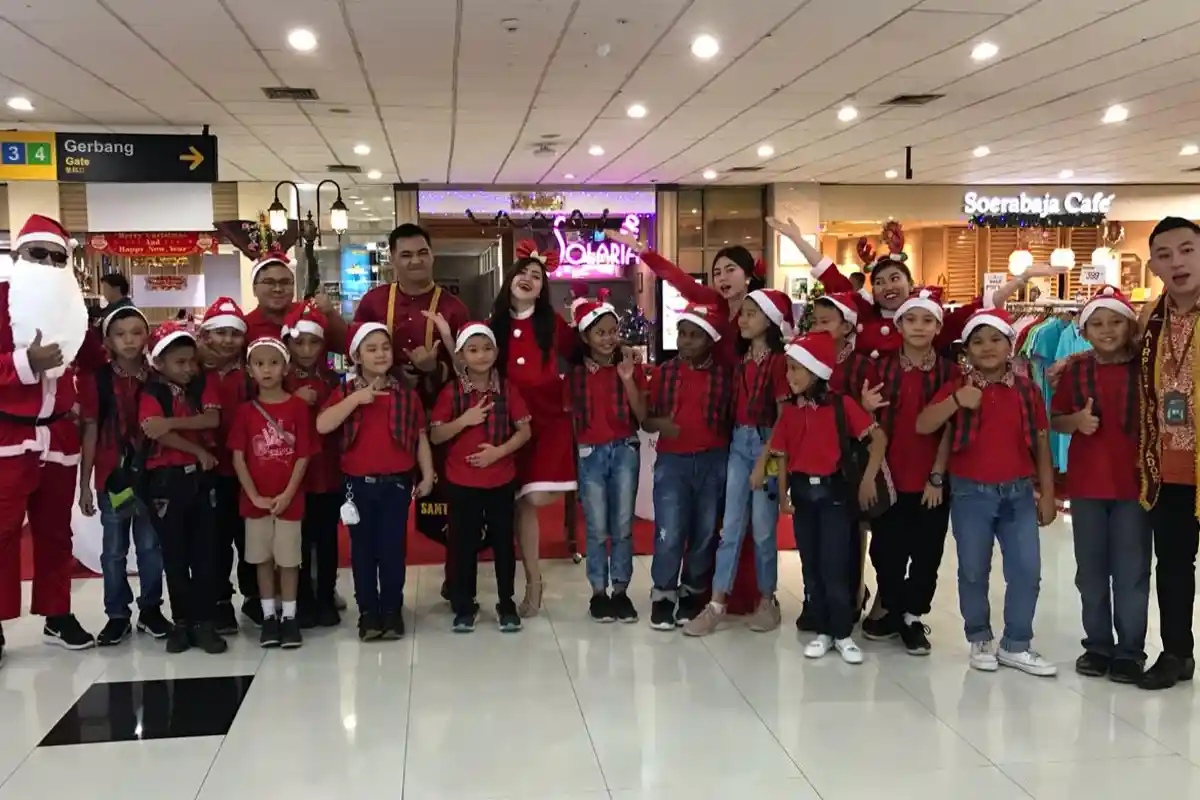 Indahnya Toleransi Menyambut Natal di Bandara Samrat, Mewarnai, Flashmob hingga Berbagi Kasih