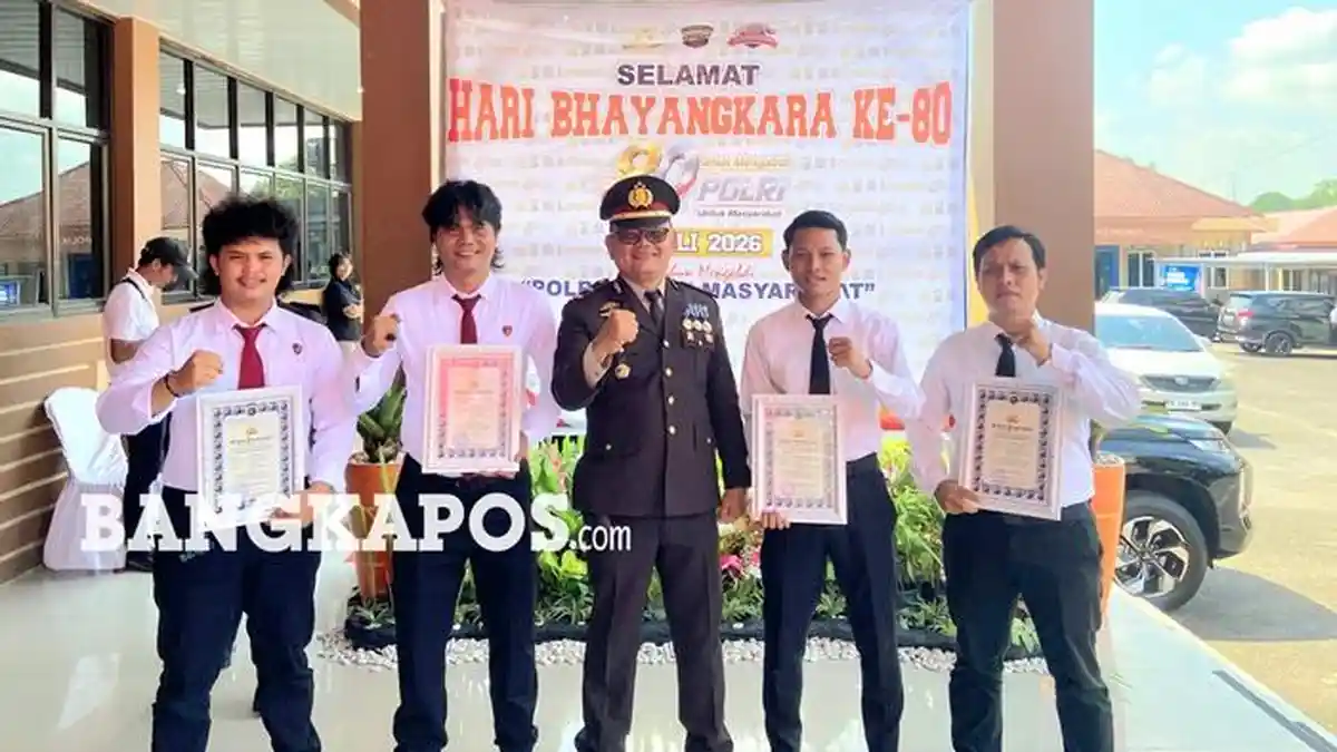 Hari Bhayangkara ke-80, Kapolres Basel Beri Penghargaan 11 Warga dan Personel Polsek Lepar Pongok - Bangkapos.com