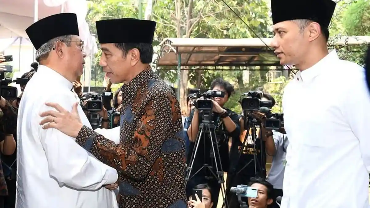 Presiden Jokowi Melayat ke Cikeas, Disambut SBY dan AHY