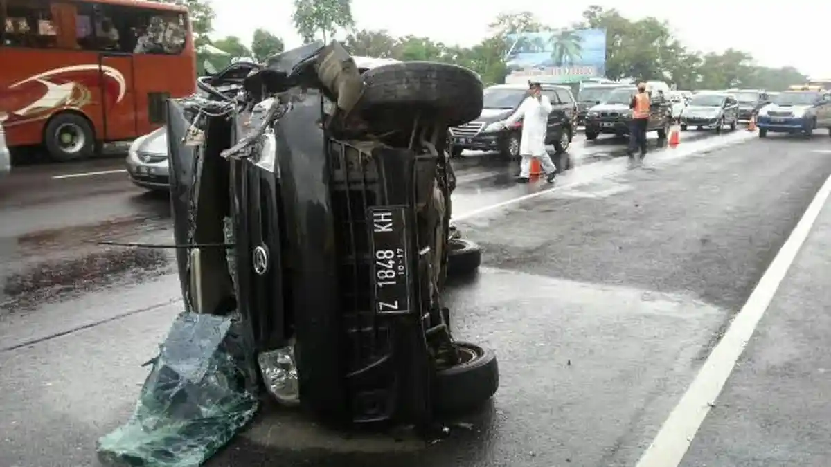 Kecelakaan Maut di Tol Jagorawi, Sopir Terjepit Truk dan Pembatas Jalan