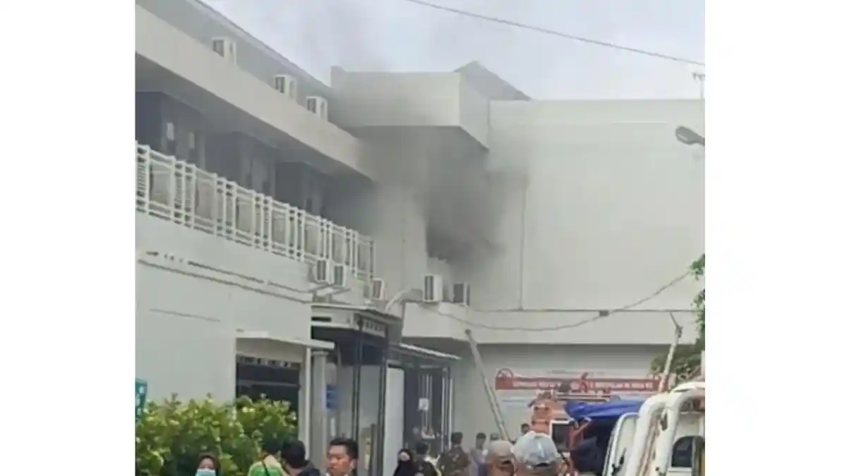 BREAKING NEWS: RS PMC Subang Terbakar, Nakes dan Pasien Berlarian Keluar Gedung Selamatkan Diri