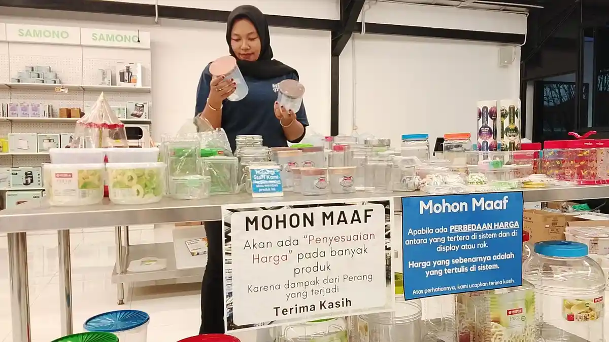 Harga Plastik Naik, Perabotan Rumah Tangga di Toko Lumajang Ikut Melonjak