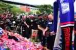 Manager dan Pemain Arema FC Lakukan Tabur Bunga di Stadion Kanjuruhan
