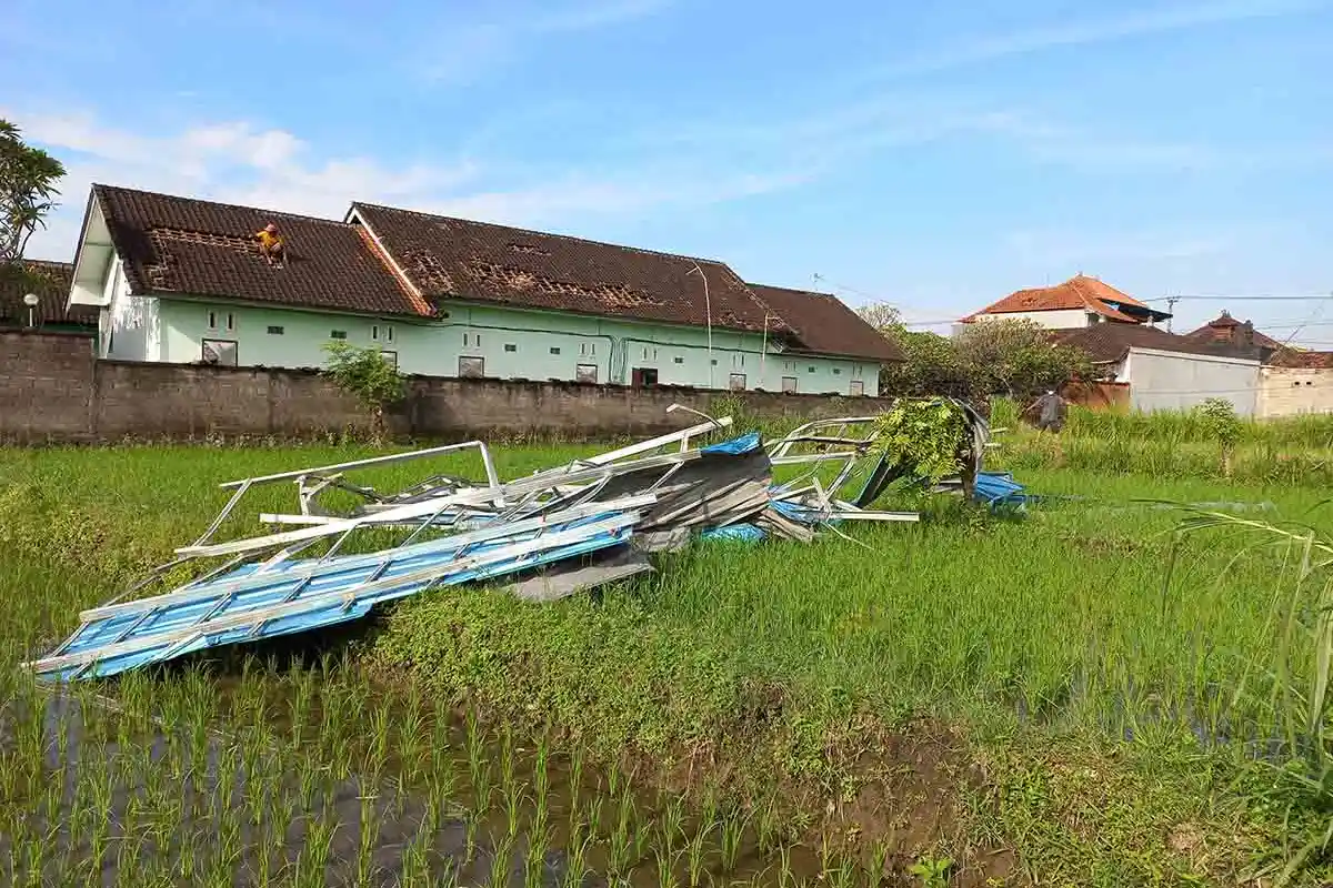 Terjangan Angin Puting Beliung di Klungkung Bali, Atap Kanopi Warga Berterbangan