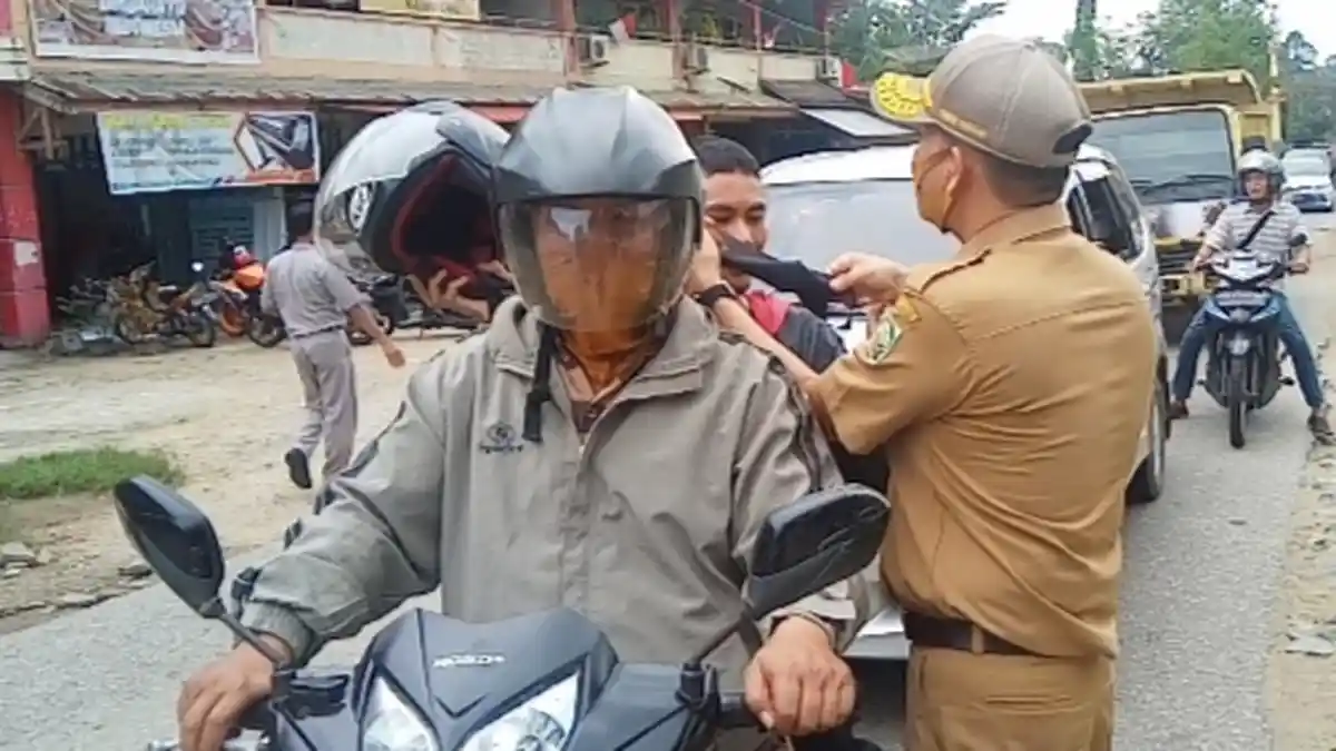 Cegah Penyebaran Covid-19, DPM PTSP Sanggau Bagikan Ratusan Masker