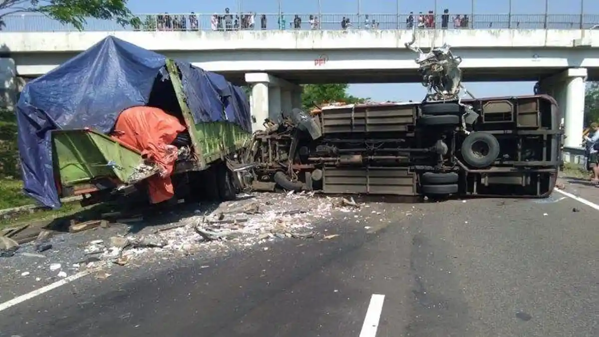 Kecelakaan Maut Tol Cipali, Bus Hantam Truk dan Terguling, 4 Penumpang Tewas Ditempat