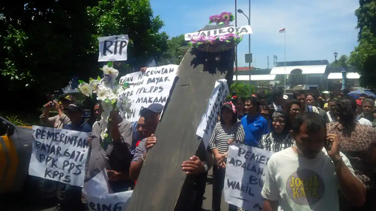 Honor Belum Dibayar, Para Penyelenggara Pilkada Manado Demo