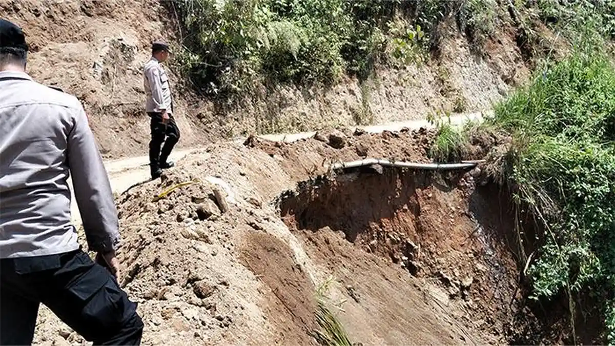 Jalan Muara Siau Merangin Longsor, Polisi Himbau Pengendara  Waspada