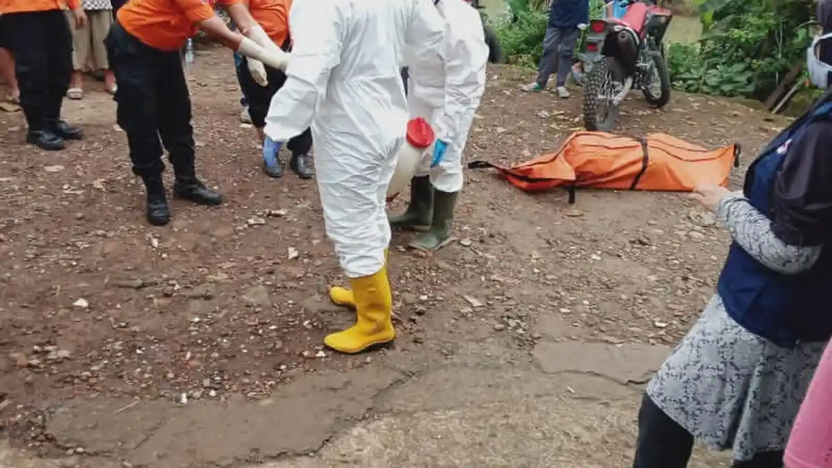 Bikin Geger! Mayat Pria Ditemukan Membusuk di Kali Kumpa Cibinong