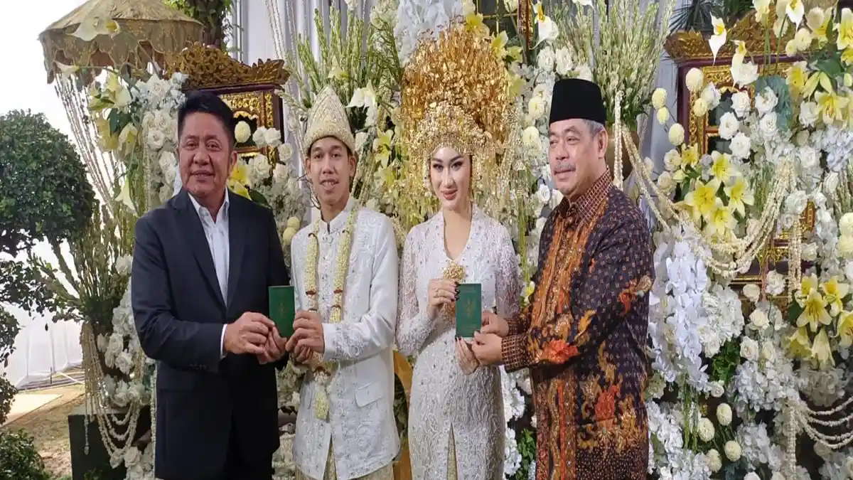 Gubernur Sumsel Dr H Herman Deru Serahkan Buku Nikah Sheisa dan Farih ...