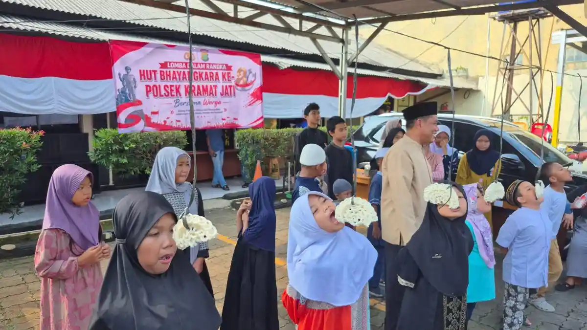 Polsek Kramat Jati Rayakan HUT Bhayangkara Bersama Anak Yatim - Wartakotalive.com