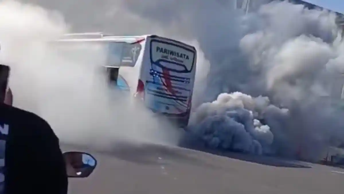 Heboh Kebakaran Bus Pariwisata di Karanganyar, Ternyata Hanya Diesel Runaway