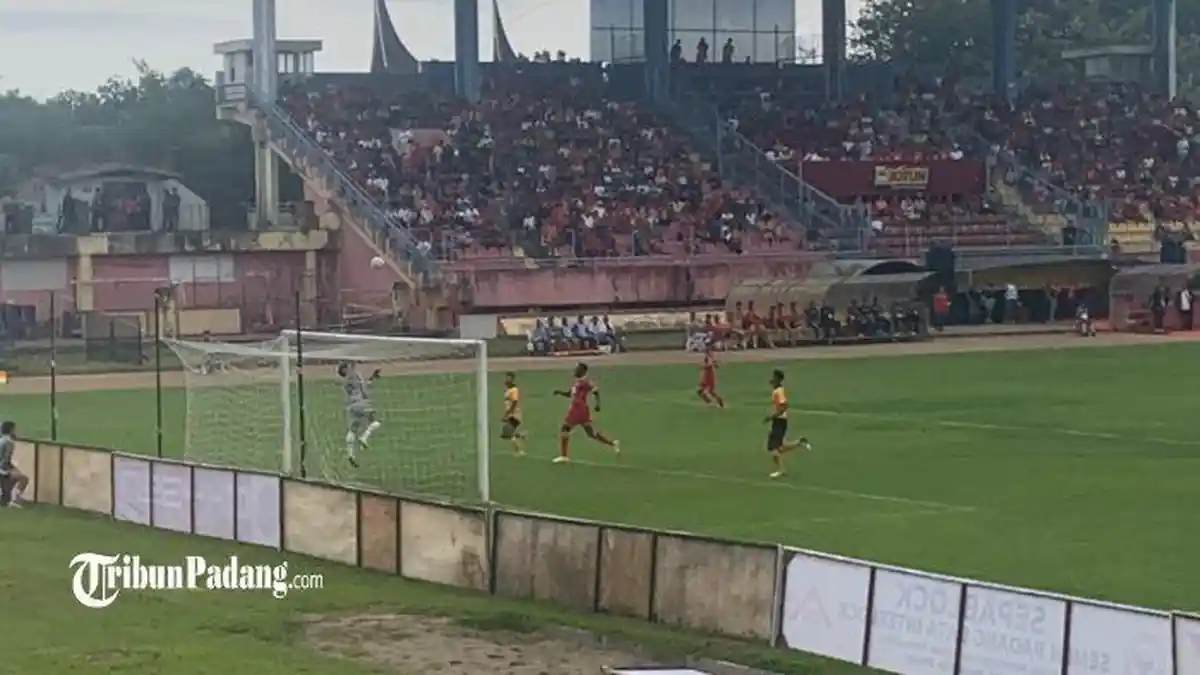 Momen Menegangkan Babak Pertama Semen Padang FC vs PSDS Deli Serdang, Para Suporter Bersorak