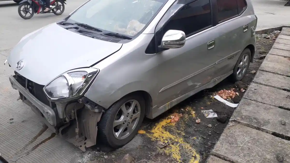 Pecahan Telur Berserakan Usai Tabrakan 2 Mobil di Jalan Siliwangi Pamulang