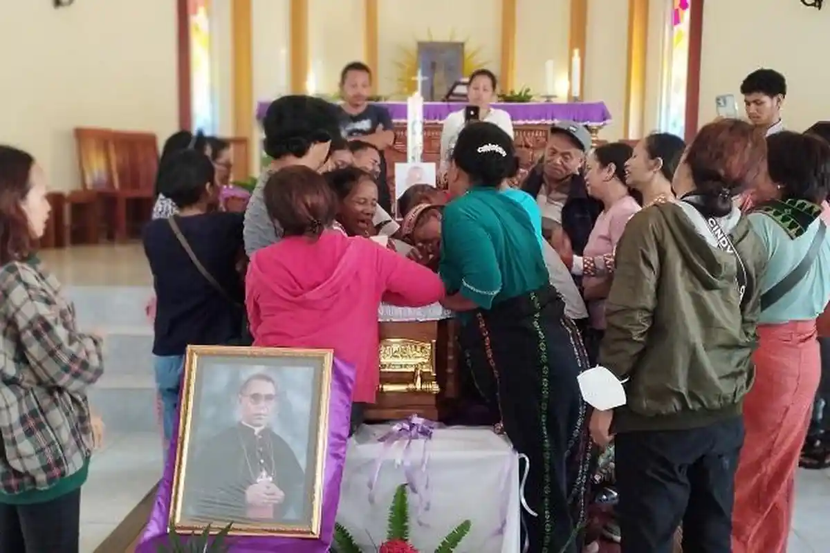 Mgr Michael Angkur Dimakamkan di Depok, Jenazah Diterbangkan dari Labuan Bajo Besok