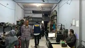 Suasana-penggrebekan-di-salah-satu-ruko-yang-dijadikan-tempat-menambang-bitcoin-1.jpg