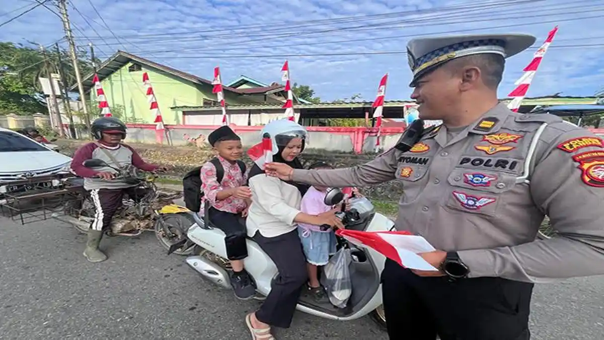 Satlantas Polres Landak Bagikan Bendera Merah Putih ke Pengendara