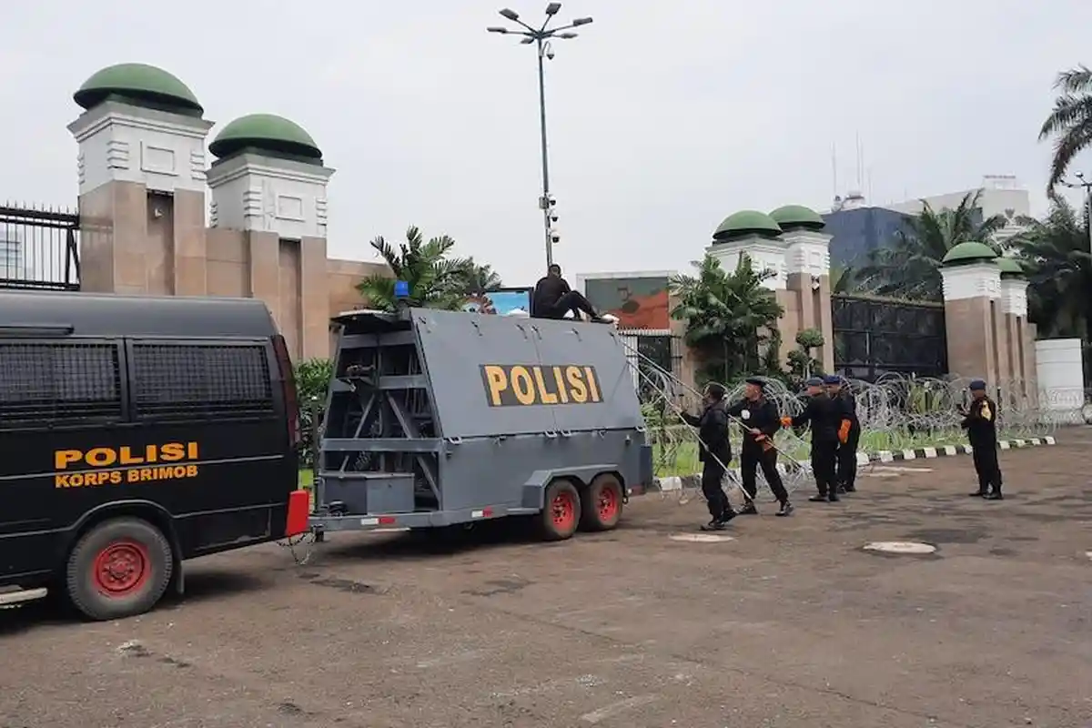 Jelang Demo 21 Mei, Kawat Berduri Mulai Dipasang di Depan Gerbang DPR RI