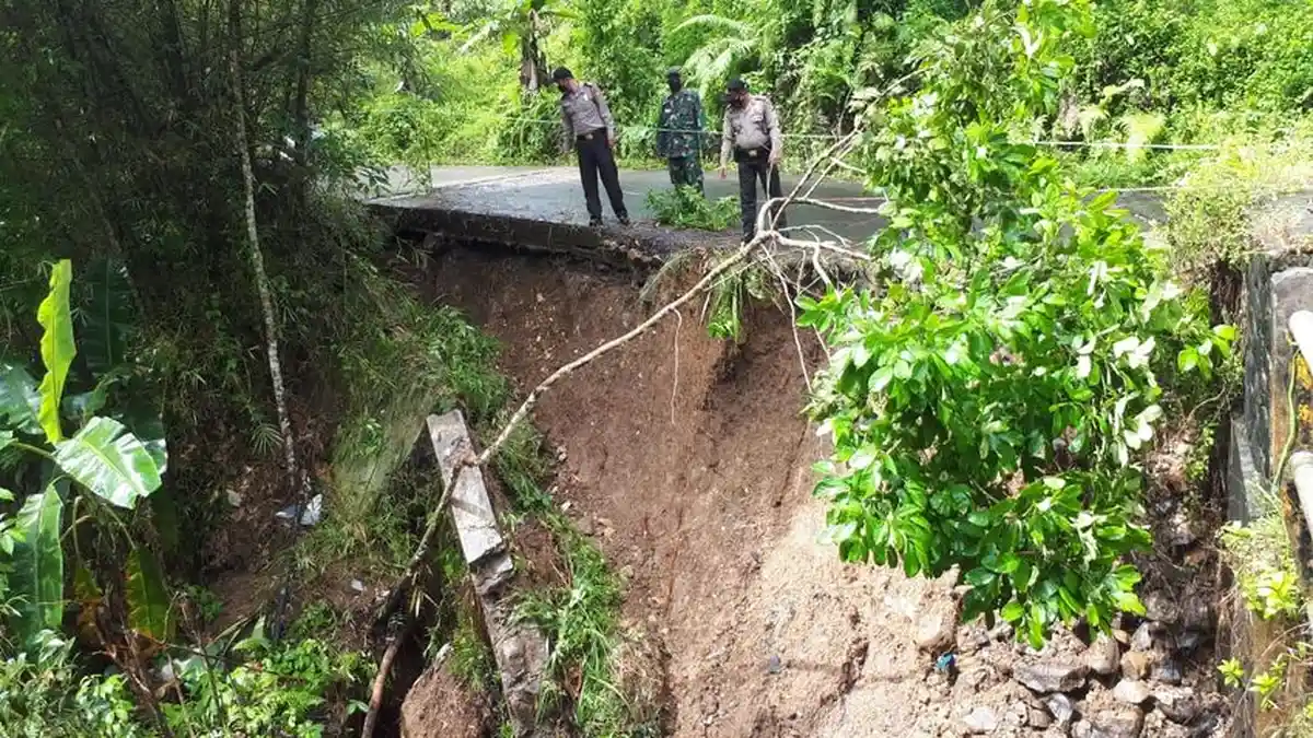 Jalur Cigugur-Langkaplancar Terancam Putus, Tebing Dekat Jembatan Cigugur Runtuh Tergerus Hujan