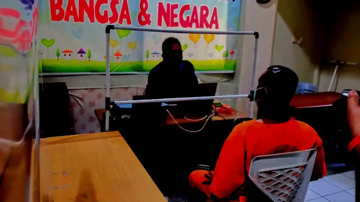 Seorang Kakek Dijemput Polisi, Tega Lakukan Hal Kriminal Pada Cucunya Sendiri