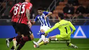 Aksi-kiper-AC-Milan-Ciprian-Tatarusanu-kanan-bawah-Setelah-Rosso.jpg