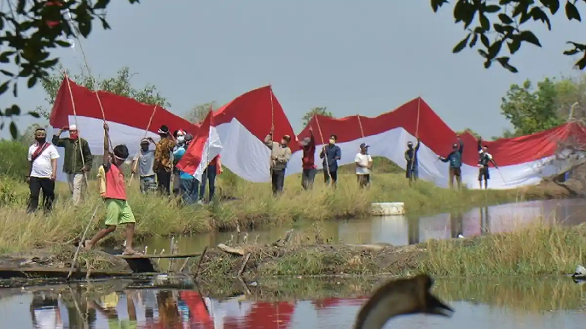 Warga Muara Gembong Kibarkan Bendera Merah Putih Raksasa di Pesisir Utara Bekasi