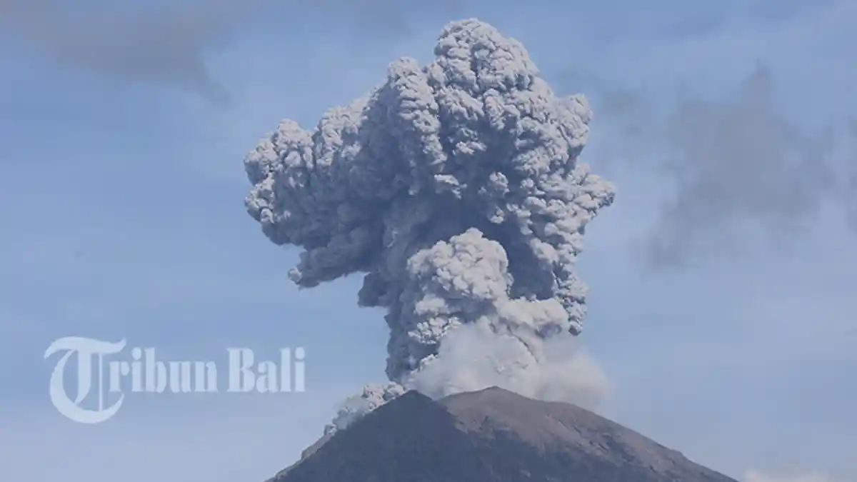 Jeda 1,5 Jam dari Letusan Sebelumnya, Gunung Agung Erupsi Lagi Kolom Abu Capai 1000 meter