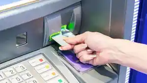 ilustrasi-seseorang-tengah-mengambil-uang-di-mesin-atm.jpg