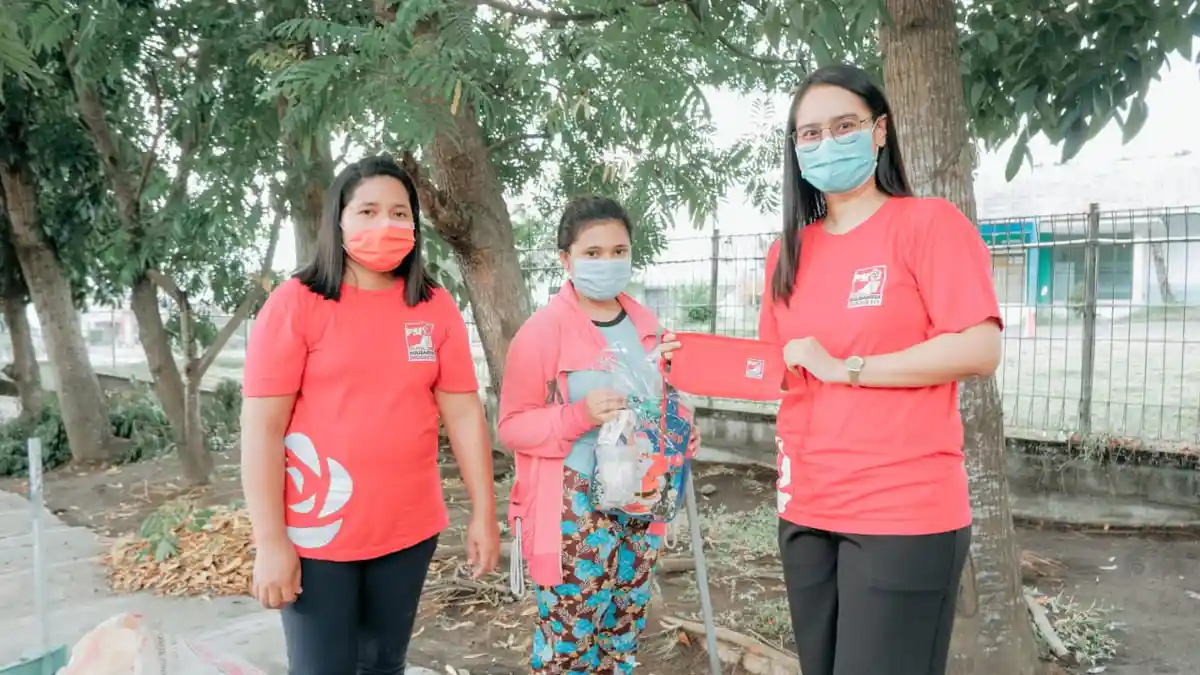 Nova Petugas TPA Aertembaga Senang Dapat Masker dari Partai Solidaritas Indonesia
