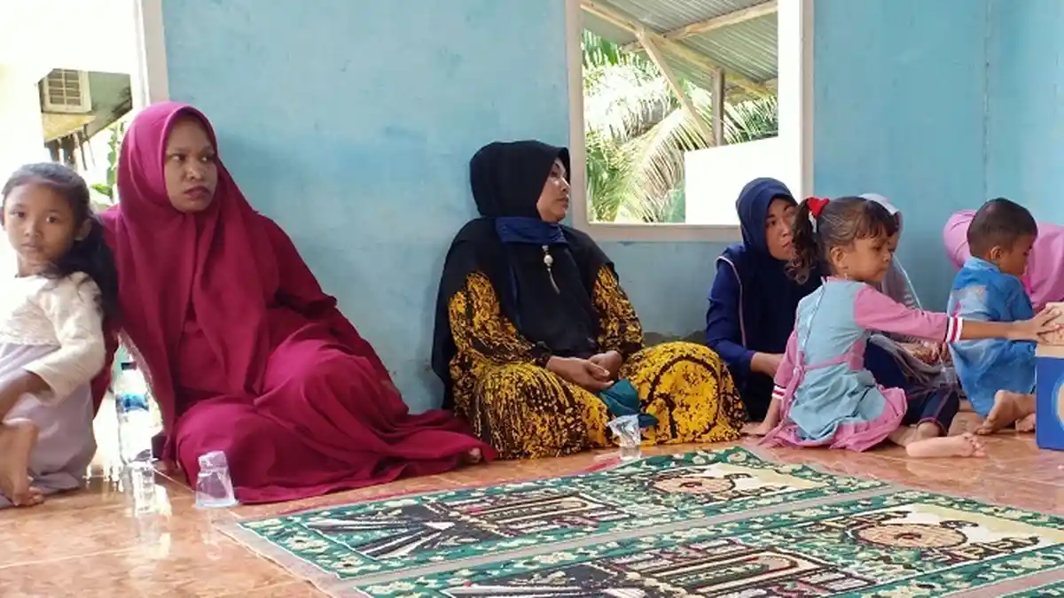 Ibu-Ibu Gendong Anak ke Kantor Bupati
