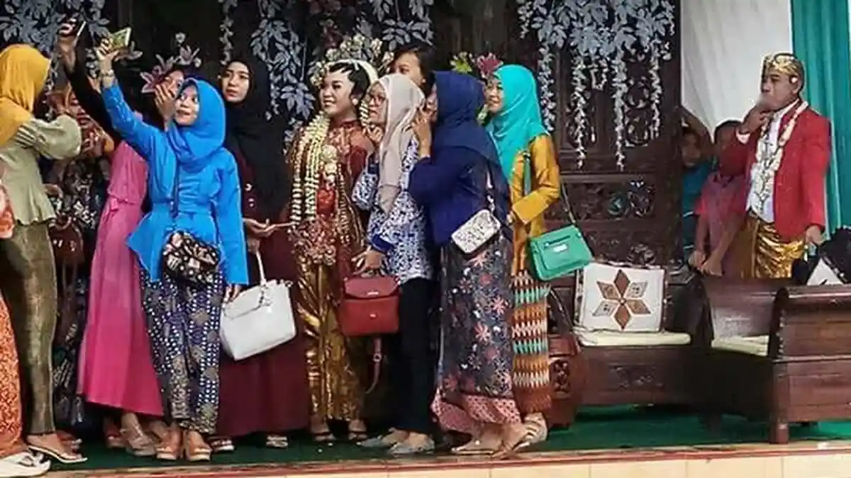 Ditinggal Selfie, Awalnya Mempelai Pria Ini Cuma Diam di Pojokan, Tetapi Hal Tak Terduga Ini Terjadi
