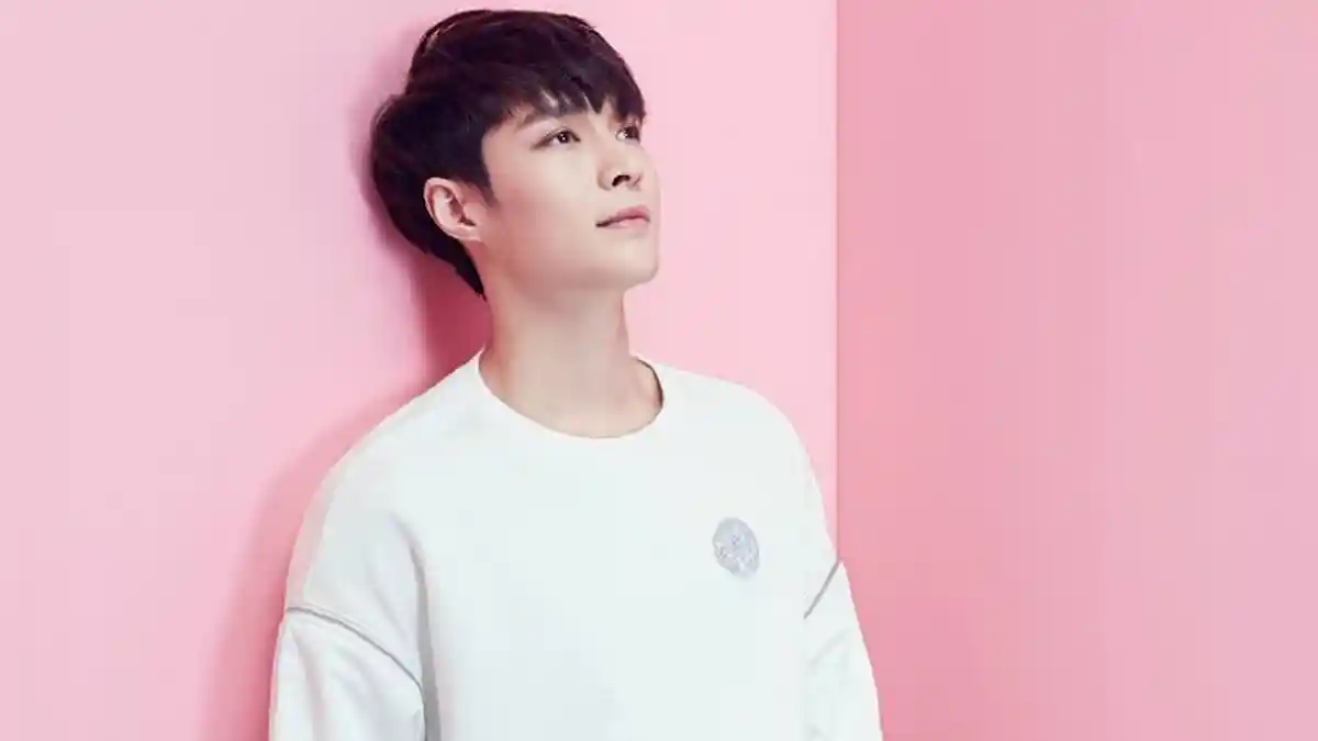 Sekian Lama Tak Pernah Muncul di Akun IG EXO, Lay Akhirnya Nongol dengan Pose Ini!