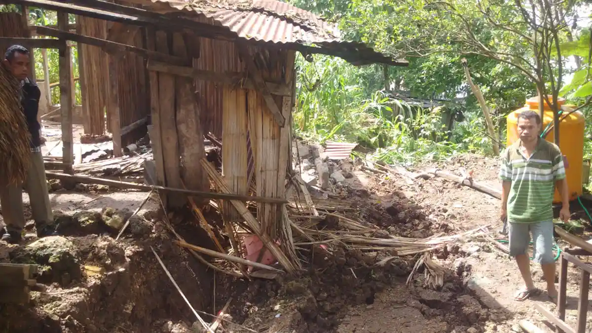 Rumah Ofra Rusak Berat Hancur Dihantam Longsor