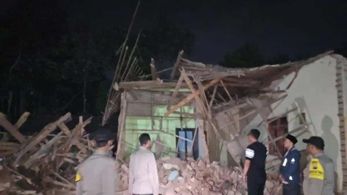Populer Regional: Viral Anak di Malang Robohkan Rumah Ibu - Pernikahan Sejenis di Halmahera Selatan