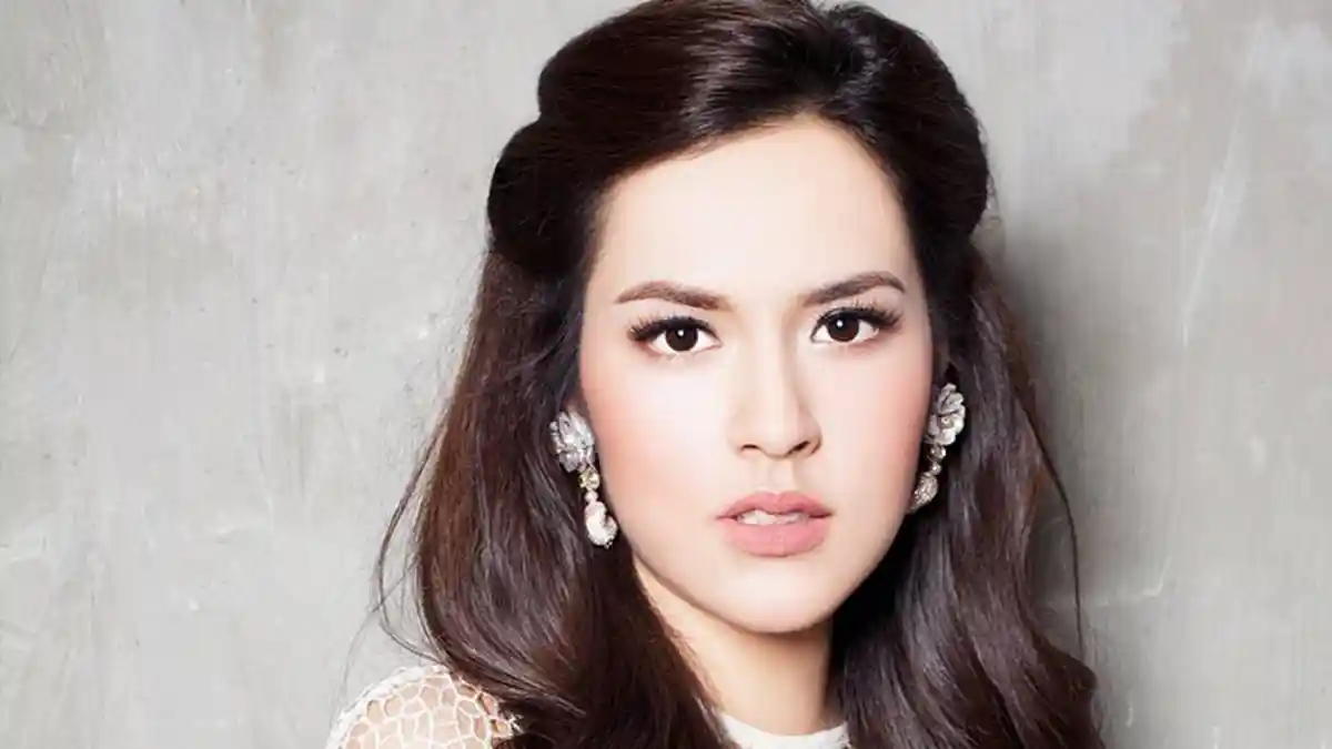 Buset, Diam-diam Ternyata Raisa Gemar Gunakan Sling Bag dengan Harga Puluhan Juta!