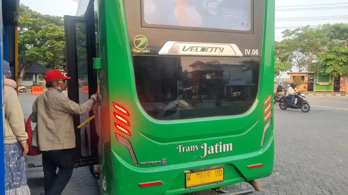 Bus Trans Jatim Gratis Jadi Kado HUT ke-81 Provinsi Jawa Timur, Warga Gresik Sambut Antusias
