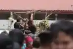 Warga Berebut Isi Gunungan Grebeg Besar Yogjakarta