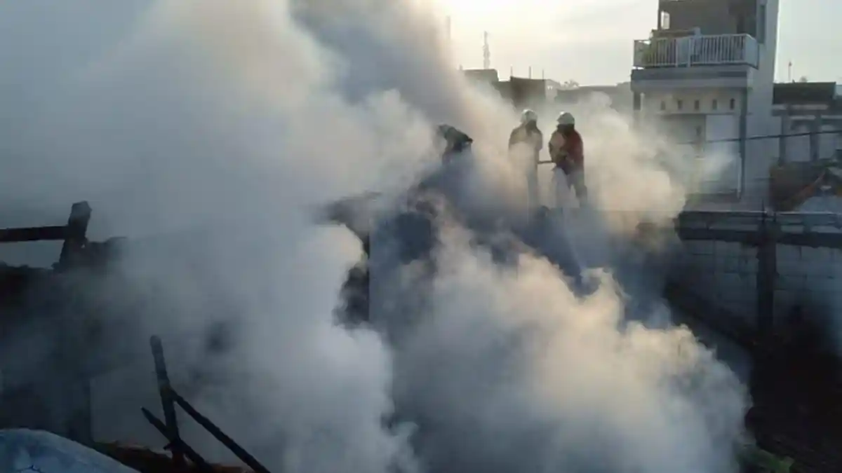 Bangunan 3 Petak di Jatisrono Semampir Surabaya Ludes Terbakar