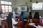 Staf-pengajar-pada-lembara-pendidikan-Tomaso-Maria-Fusco-Fatukoa.jpg