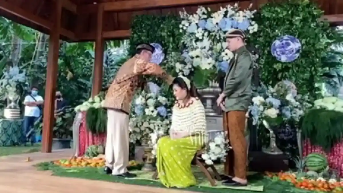 Nella Kharisma Sumringah Didatangi Ki Manteb Soedharsono Saat Tingkeban Kehamilannya
