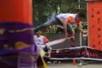 Aksi Para Slackliner di Kompetisi Slackline Bandung