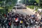 Tolak UU Cipta Kerja, Pengunjuk Rasa Bentrok dengan Aparat