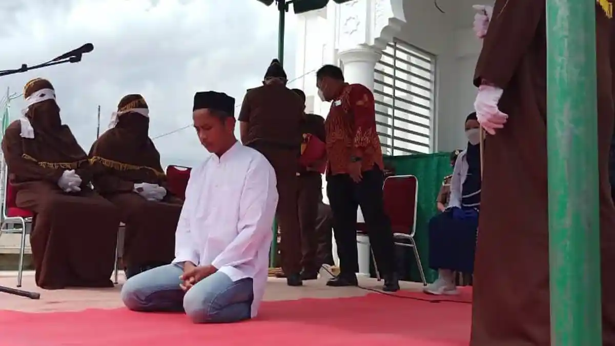 Terbukti Melanggar Hukum Syariat, Delapan Warga Simeulue Dicambuk