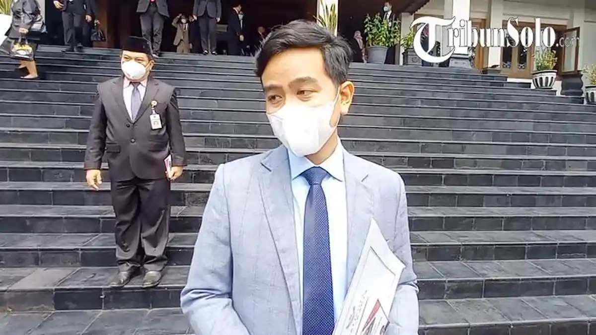 Gibran Minta Warung di Solo Buka Pagi Sampai Malam Selama Lebaran: Pokoknya Panen  