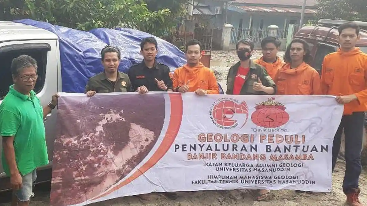 Lembaga Kemahasiswaan FT Unhas Bantu Evakuasi Korban Banjir Bandang Masamba
